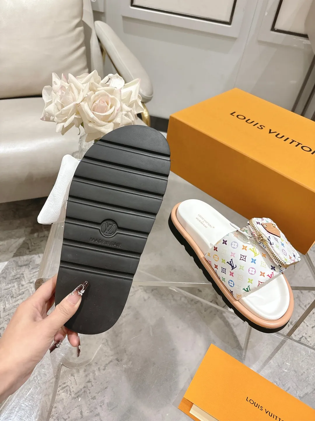 👟👟Ex-factory price 400👟👟 Lvjia brand | ²⁰²5 𝐬𝐬 💛2025 early spring’s latest popular Velcro series...thick-soled slippers for couples, new rare items purchased on behalf of agents💫 🍒This style is the favorite of celebrities🌟big internet celebrities. A simple and elegant sandal. A good style that you can’t take your eyes off at first sight! The thick sole has the effect of increasing the height of the feet. It has the function of elongating the legs immediately. It is exquisite and low-key luxury✔️ No matter it is paired with skirts or trousers, it is super aura🛍 ━━━━━ ЅᏇєєt ━━━━━ ▪️Upper: LV old floral fabric ▪️Outsole: original molded outsole ▪️Shoe size: 35-45